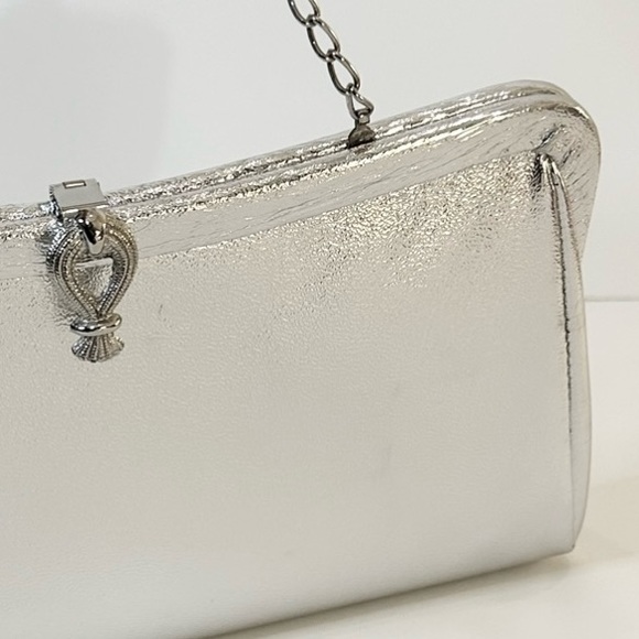 🌟HP🌟VTG 1950s-60s Silver Vinyl Decorative Lift Clasp Evening Bag - Picture 2 of 14
